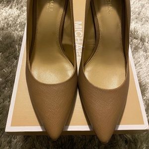 Michael Kors Size 5 Nude Pointed toe pumps